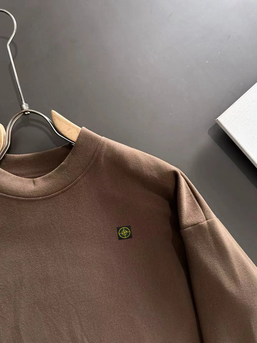 Next day shipment P360 Stone lsland/Stone Island Exclusively launches 25ss autumn and winter new products. Many stars share the same style. Craftsmanship that ordinary small workshops cannot copy. We are not afraid of any challenges in terms of materials, detail restoration and craftsmanship, just to provide you with wonderful products. Compare the top original versions at will. No expense is spared just to do better. Unique imported fabric feel. Purely imported German machine production. Precision operation. Thousands of needles density. Full set of new accessories with three standards for simultaneous customization. The upper body is versatile and fashionable. A perfect choice for autumn and winter, a must-have item. Size chart: M to XL (or state your height and weight when placing an order)